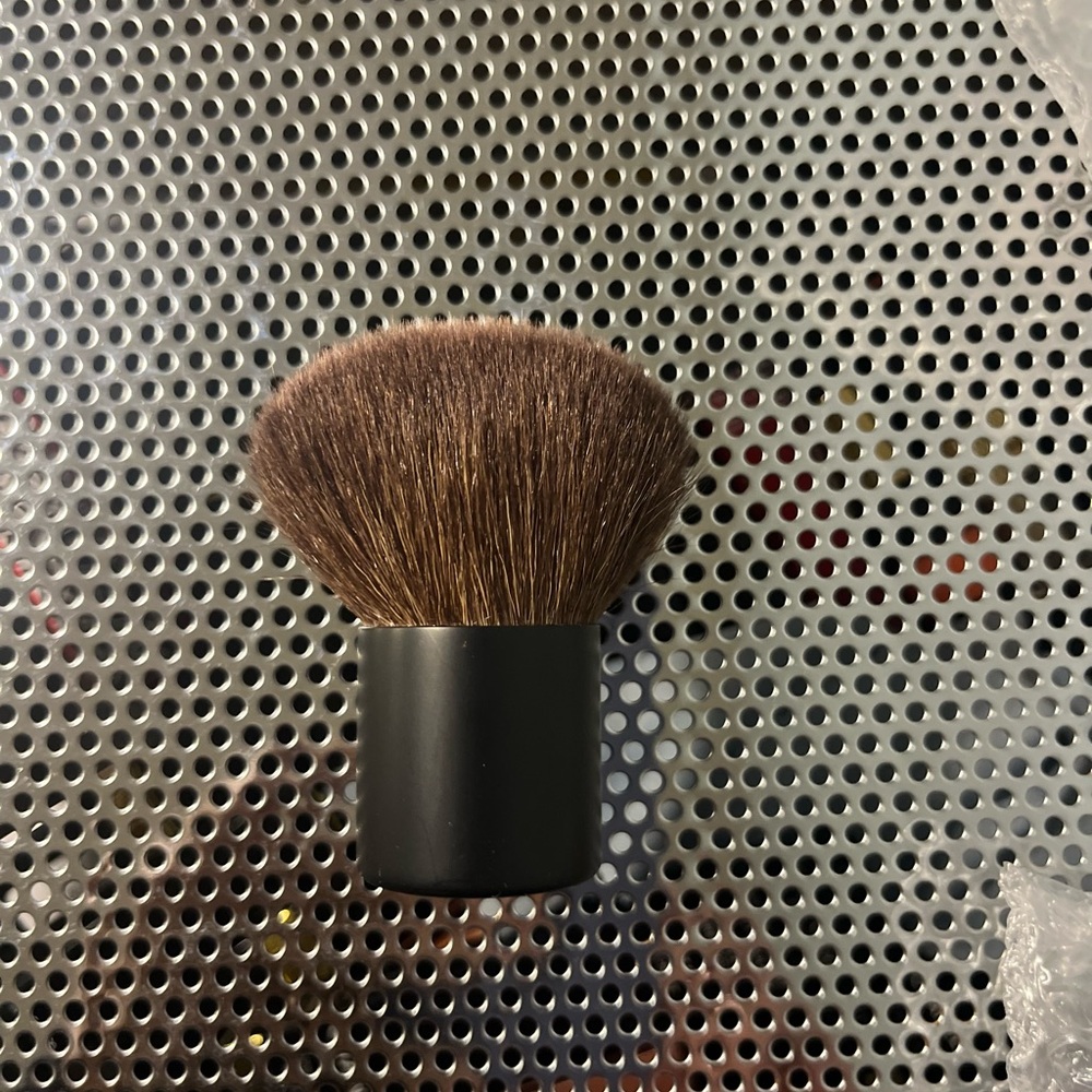 NEW CHANEL KABUKI Makeup Brush - Picture 2 of 3